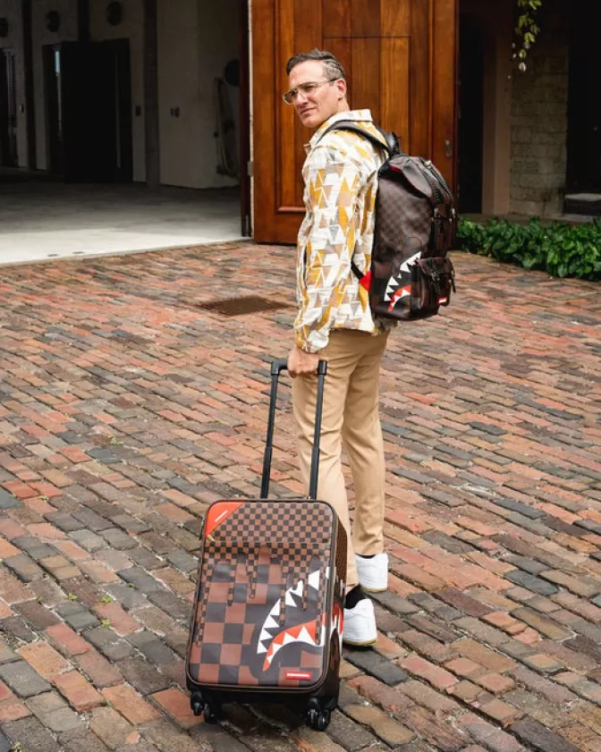 Valigia a mano Sprayground XTC - Squali di Parigi con Stile Avventuroso per Viaggiatori Intrepidi 

Design Esclusivo Jet Set: Bagaglio Cabina Moderno con Tema Squali Urbani 

Viaggia con Stile - Sprayground Collezione Parisienne per Globetrotter Fashion
