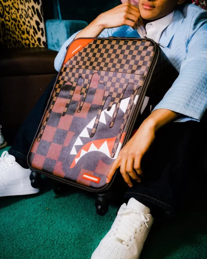 Valigia a mano Sprayground XTC - Squali di Parigi con Stile Avventuroso per Viaggiatori Intrepidi 

Design Esclusivo Jet Set: Bagaglio Cabina Moderno con Tema Squali Urbani 

Viaggia con Stile - Sprayground Collezione Parisienne per Globetrotter Fashion